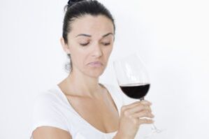 женщина пьет вино как бросить курить
