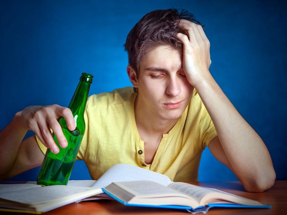 уставший студент с пивом как бросить пить